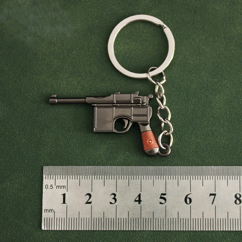 Hot Game Mini Gun Model Keychain Cosplay Weapons Ttig34 M1896 M500 Colt357 Mini R45 P08 Halloween Party Decoration Metal Gifts