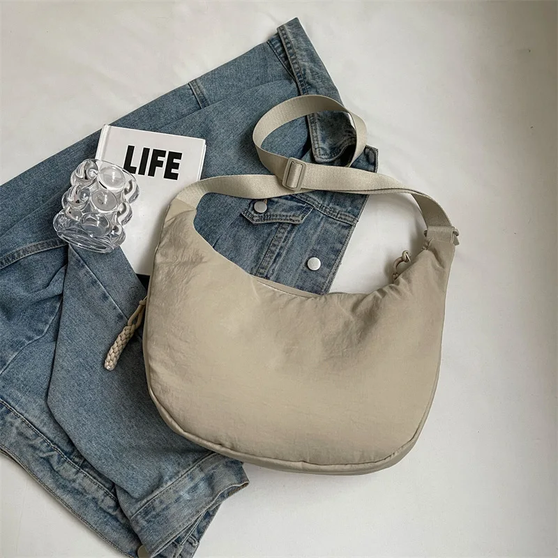 Leisure Crossbody Hobo Bag with Large Capacity Versatile and Niche Design Nylon Shoulder Bag Student Class Mailman Bag