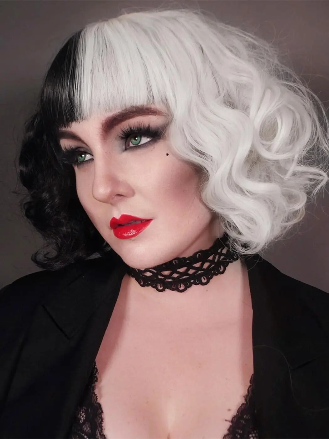 Black and White Wigs for Cruella Costume Women Short Curly Wavy Hair Wig with Wig Cute Synthetic Wigs for Party Halloween