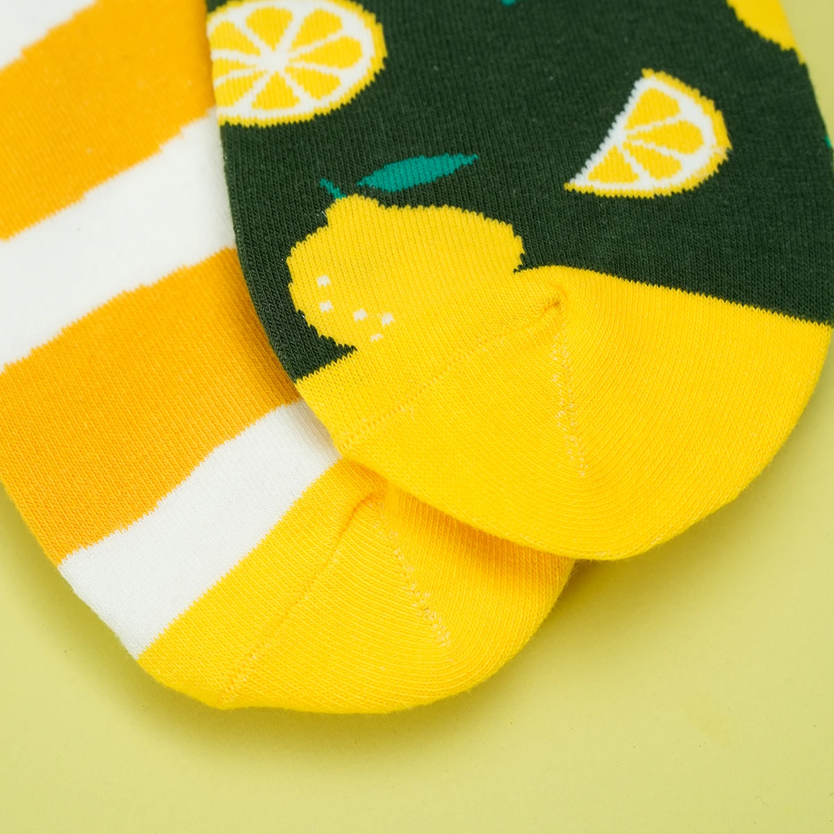 1 Pair Unisex Lemon Pattern AB Style Comfy Breathable Mid Tube Socks Suit In All Seasons For Daily