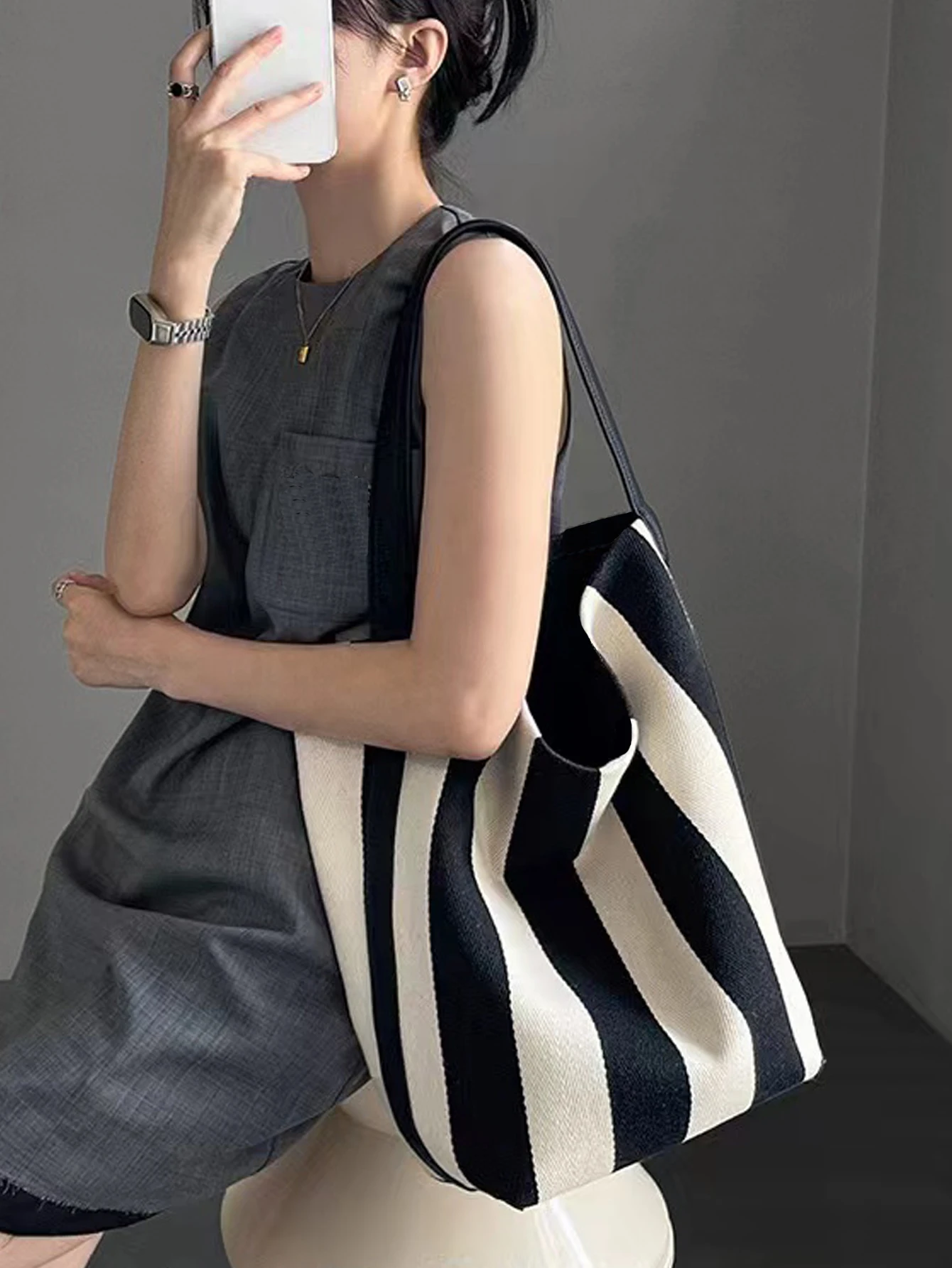 2024 New Stripe Wide Shoulder Canvas Tote Bag Women's Large Capacity Casual Simple Commuting Single Shoulder Bucket Bag Versatil