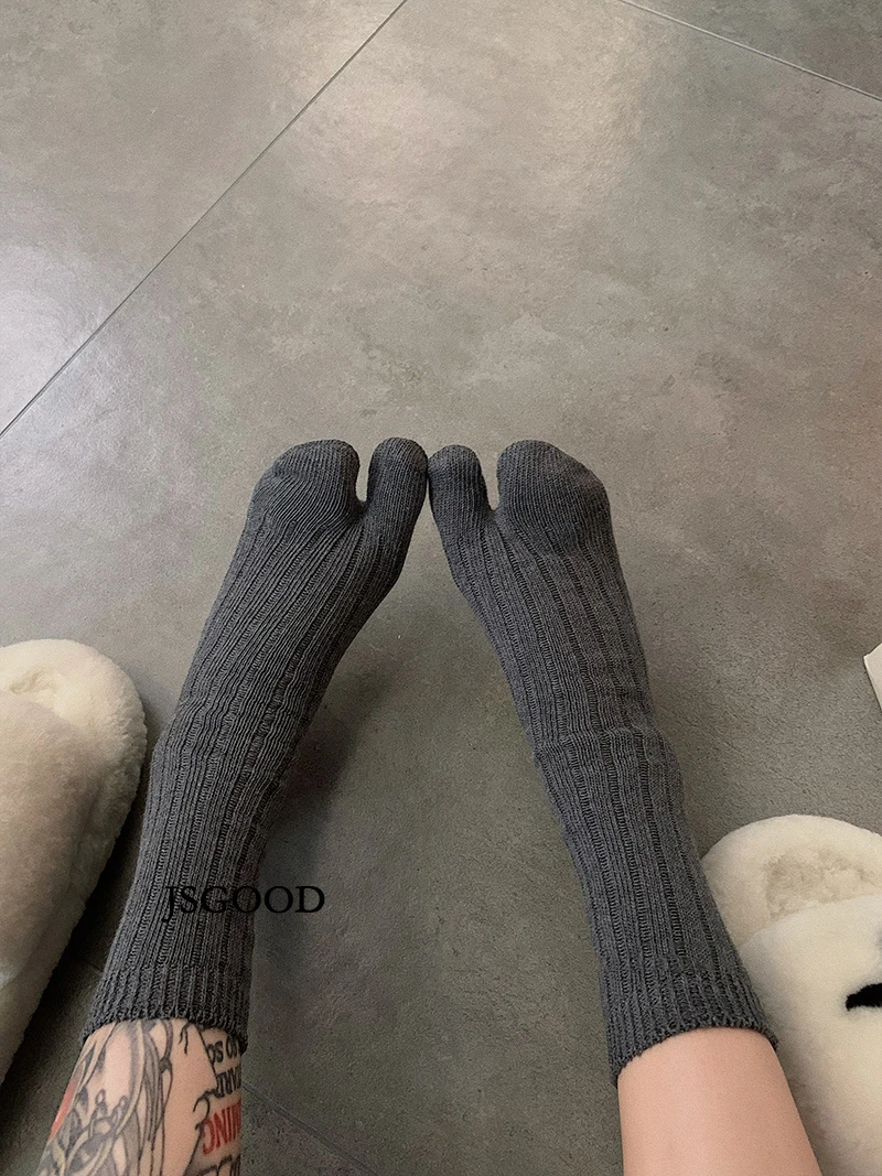 High Quality Cotton Women Two Toe Spring Autumn Winter Warm Socks Fashion Retro Striped Japanese Tabi Socks Thick Thread Needles
