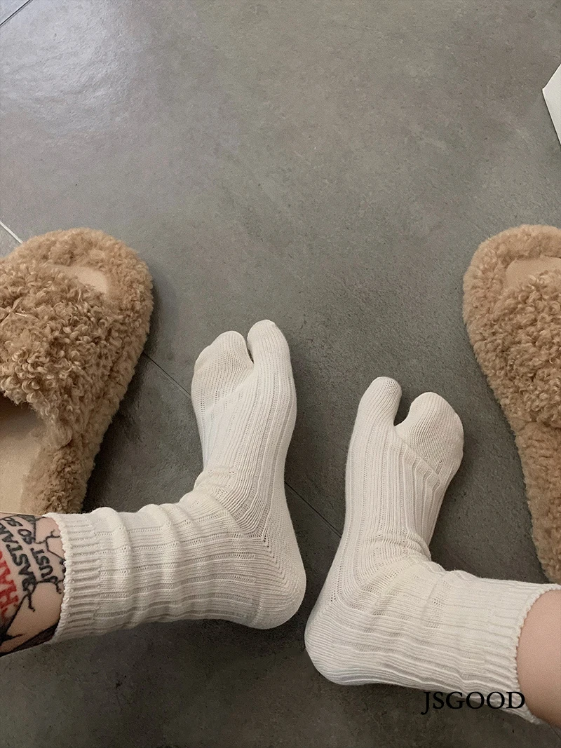 High Quality Cotton Women Two Toe Spring Autumn Winter Warm Socks Fashion Retro Striped Japanese Tabi Socks Thick Thread Needles