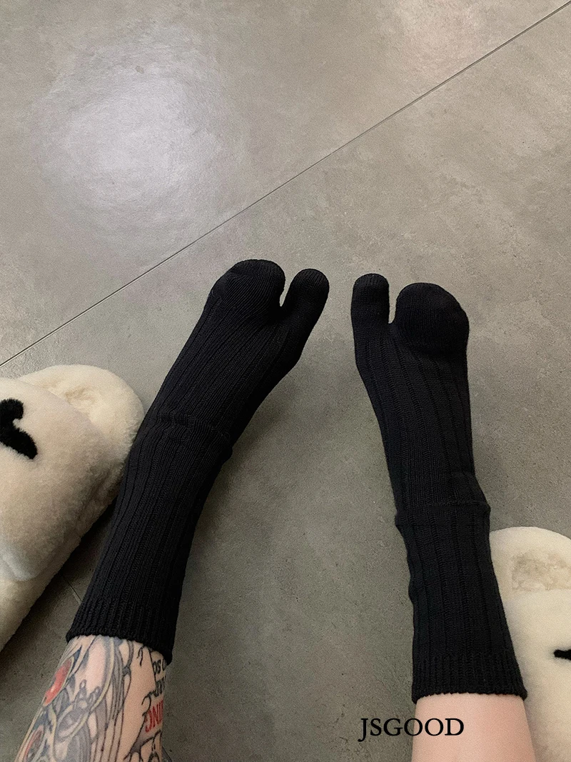 High Quality Cotton Women Two Toe Spring Autumn Winter Warm Socks Fashion Retro Striped Japanese Tabi Socks Thick Thread Needles