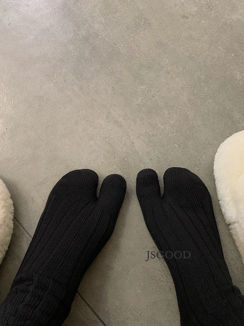 High Quality Cotton Women Two Toe Spring Autumn Winter Warm Socks Fashion Retro Striped Japanese Tabi Socks Thick Thread Needles