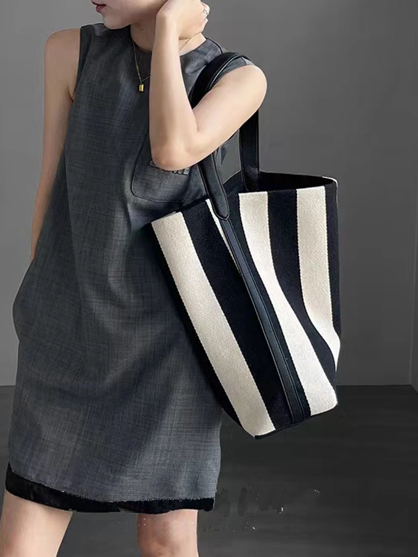 Niche Striped Canvas Bucket Bag for Women, Large Capacity Lazy Style Commuting Tote Bag, 2024 New Single Shoulder Large Bag Tren