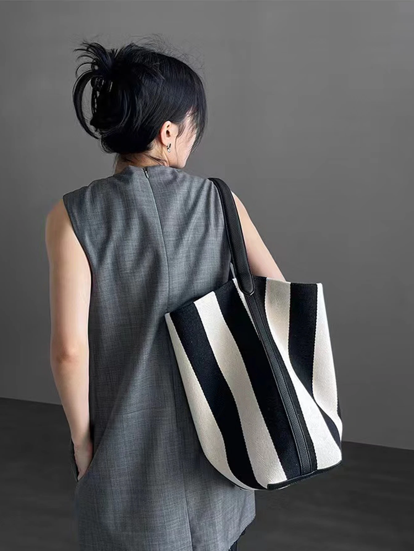 Niche Striped Canvas Bucket Bag for Women, Large Capacity Lazy Style Commuting Tote Bag, 2024 New Single Shoulder Large Bag Tren