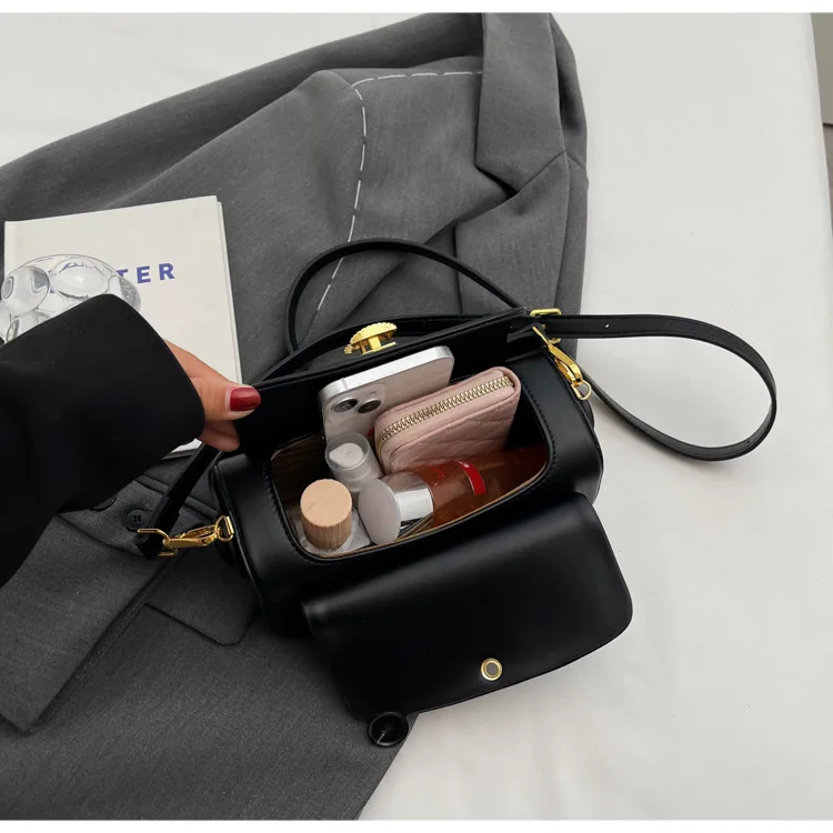 Classic Black Shoulder Bag Women's Versatile Retro Crossbody Square Bags 2024 New Large Capacity Textured Leather Flap Handbags