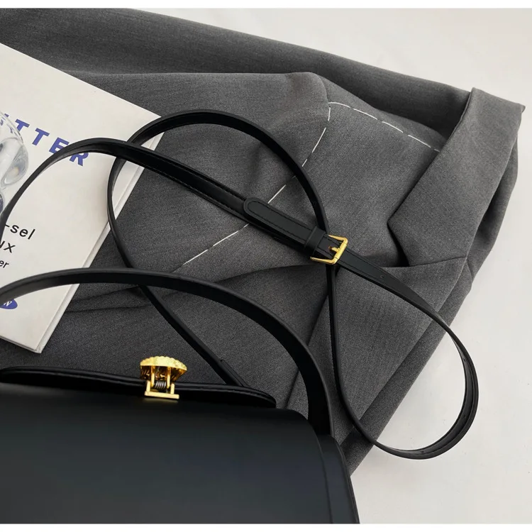 Classic Black Shoulder Bag Women's Versatile Retro Crossbody Square Bags 2024 New Large Capacity Textured Leather Flap Handbags