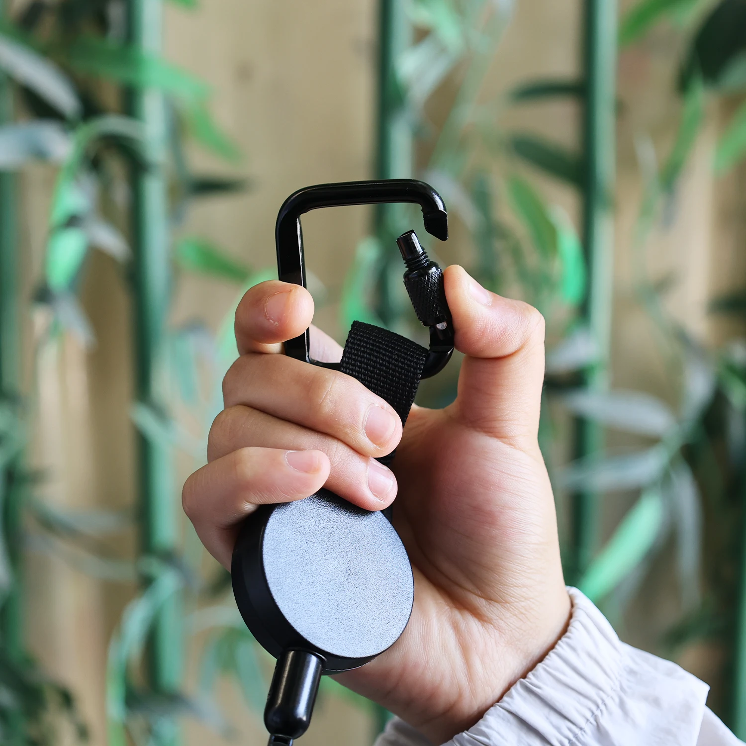 Retractable Anti-Theft Phone Holder Smartphone Safety Lanyard Stra with Carabiner Anti-Drop Harness for Hiking Cycling Climbing