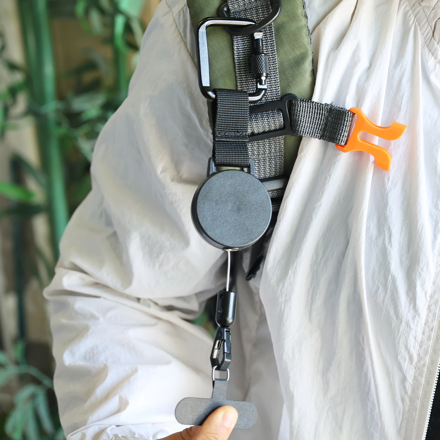 Retractable Anti-Theft Phone Holder Smartphone Safety Lanyard Stra with Carabiner Anti-Drop Harness for Hiking Cycling Climbing