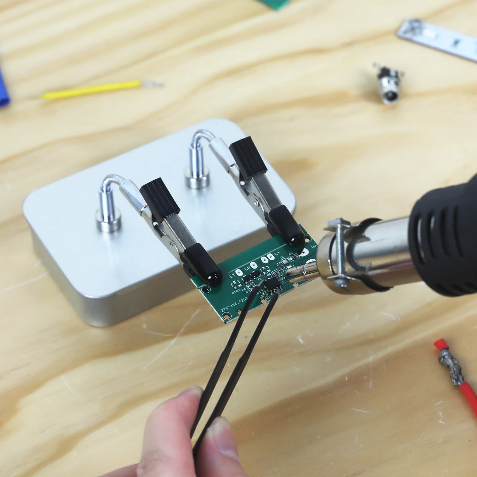 NEWACALOX Soldering Helping Hands 4 Magnetic Universal Flexible Arm Welding Assistant PCB Clamp Thir Hand Welding Repair Tools
