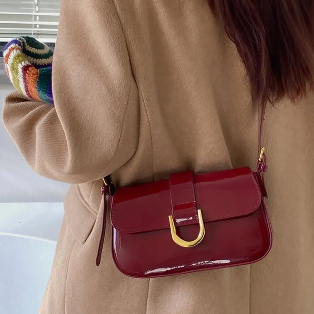 Classic PU Leather Horseshoe Buckle Casual Crossbody Bag Soild Color Small Shoulder Bag with Zipper Closure Women Clutch Purse
