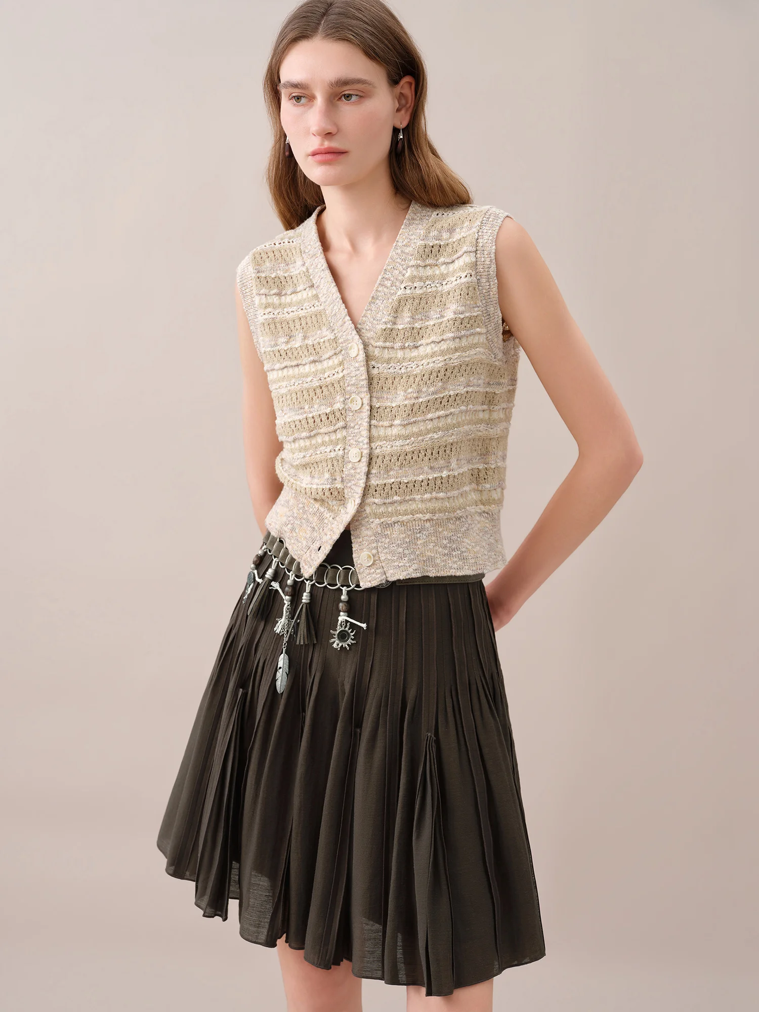 FSLE【Premium Series】2026 Summer Women's V-Neck Sleeveless Knit Tank Top Slim Fit Vest Healing Commute Modern Minimalist Style