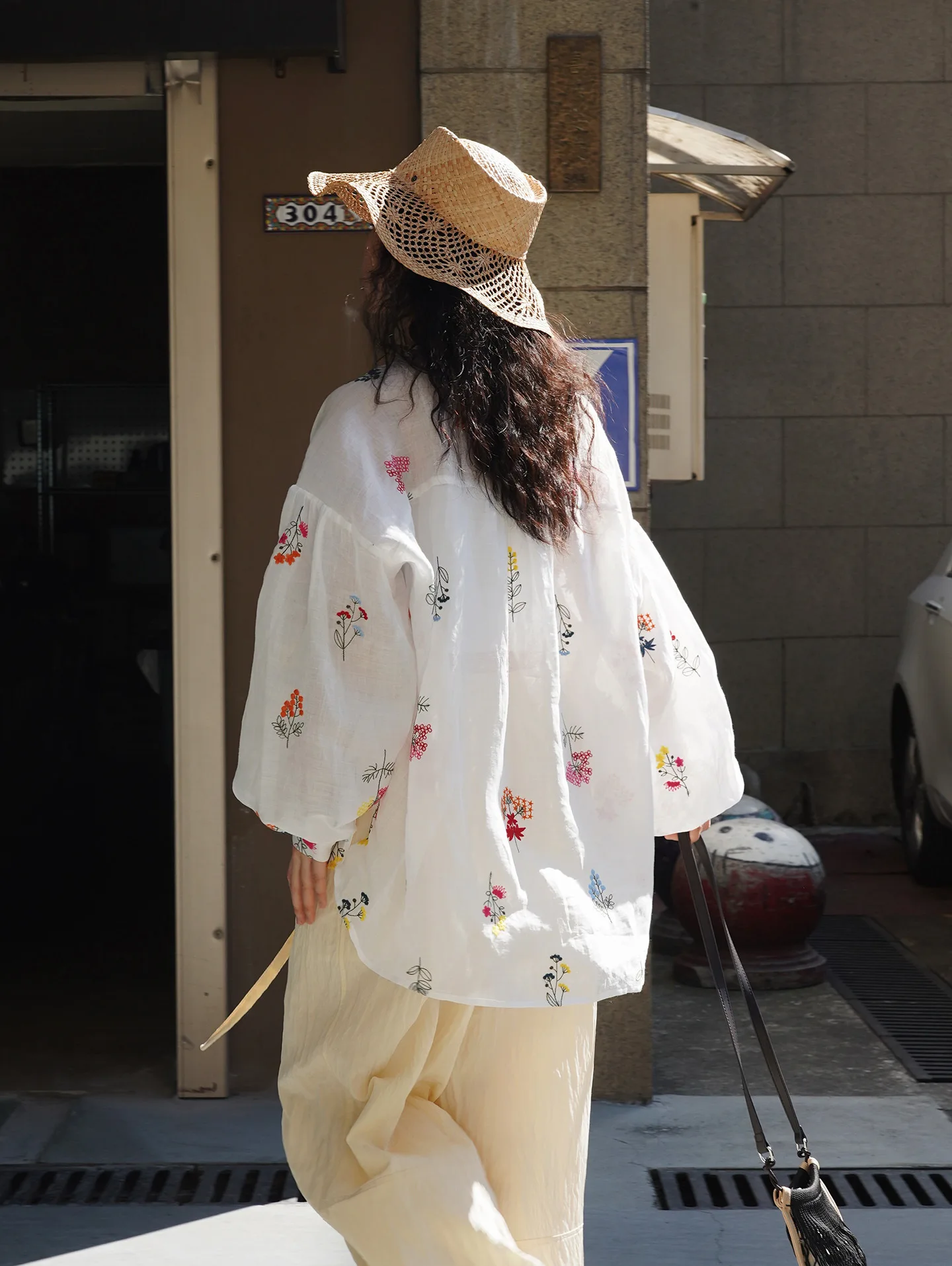 Women Summer Sexy Bohemian Blouses V-Neck Flower Embroidery Blouses Fashion Women Elegant White Tops Shirts