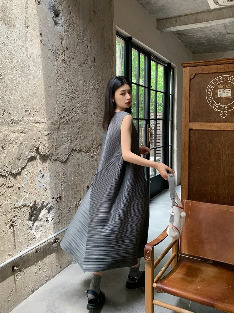 SXZ Miyake Pleated Women's Dresses Loose Plus Size High Quality Sense of Elegance Sleeveless Mid-length Skirt 2025 Spring New