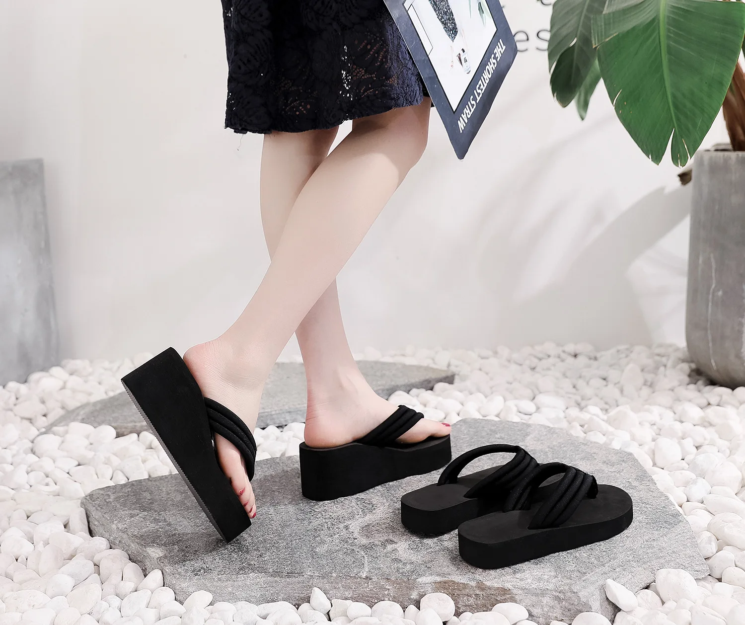 Women's Thick Soled Flip Flops Summer Shoes Lightweight Girls' Indoor Beach Slippers Black Women's Street Fashion Sandals
