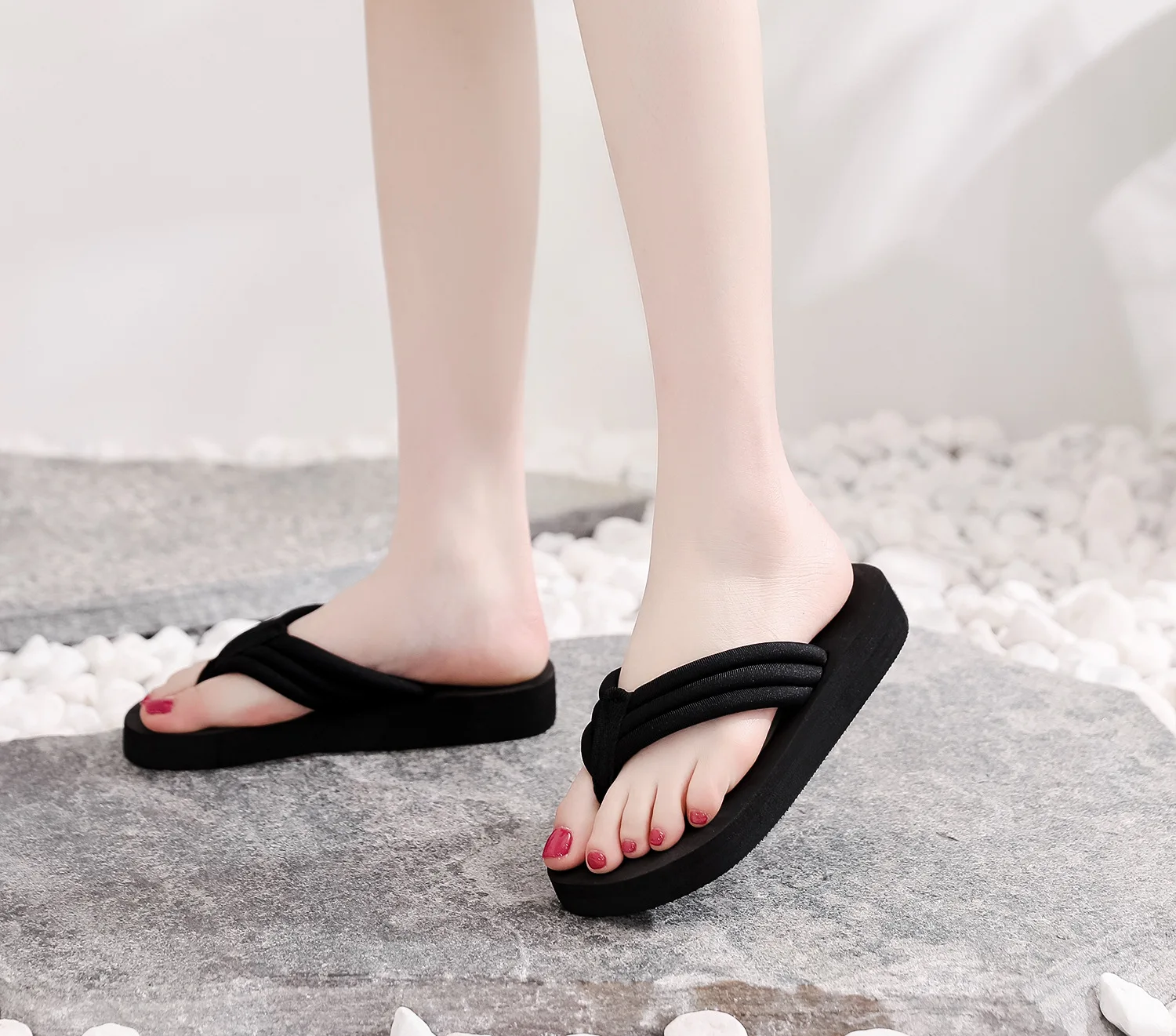 Women's Thick Soled Flip Flops Summer Shoes Lightweight Girls' Indoor Beach Slippers Black Women's Street Fashion Sandals
