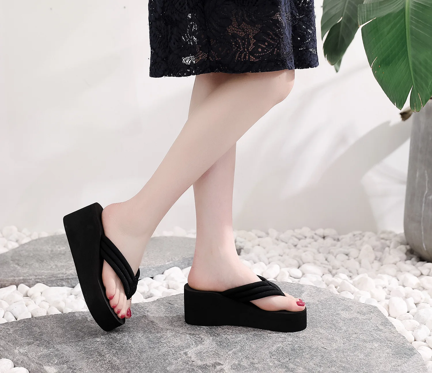 Women's Thick Soled Flip Flops Summer Shoes Lightweight Girls' Indoor Beach Slippers Black Women's Street Fashion Sandals
