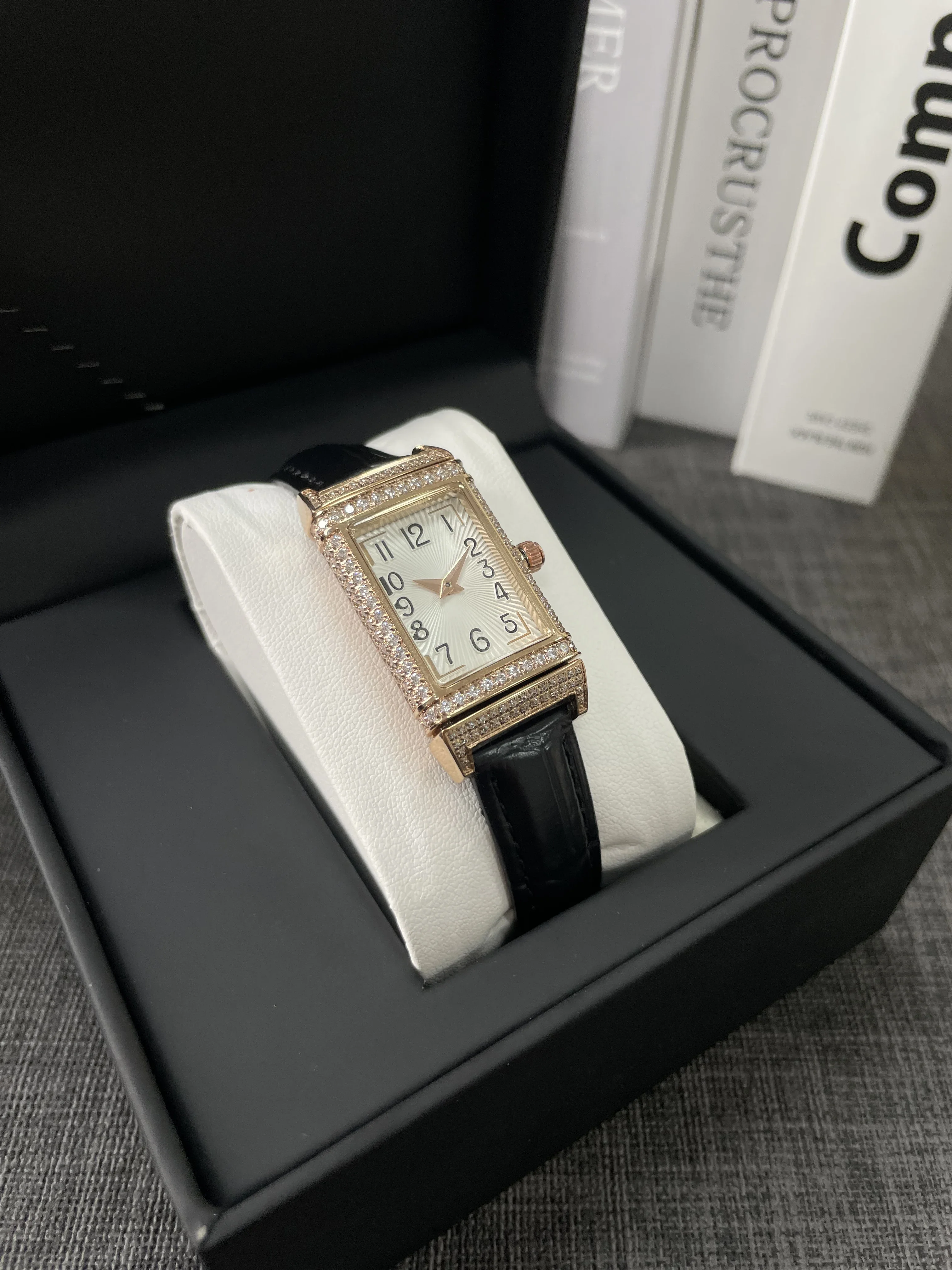 2025 Hot Sale Retro Niche Temperament Slide Design Leather Quartz Square Exquisite and Versatile Digital Watch 21mm