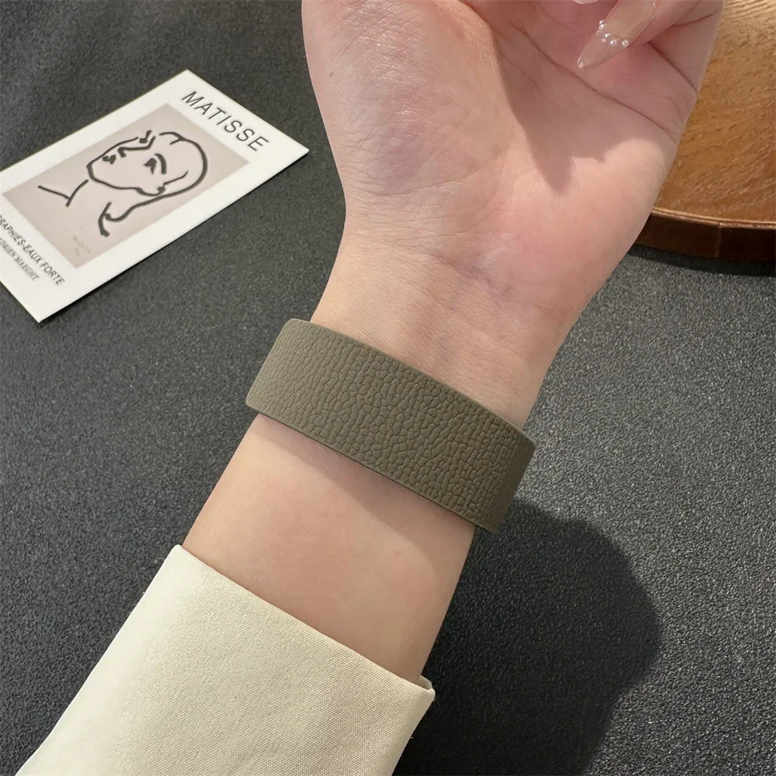 New silicone magnetic strap for Apple Watch ultra2 49mm 45mm 42 40mm 46mm 38/41mm sport bracelet series 10 9-8-7-6-5-4-3-SE band