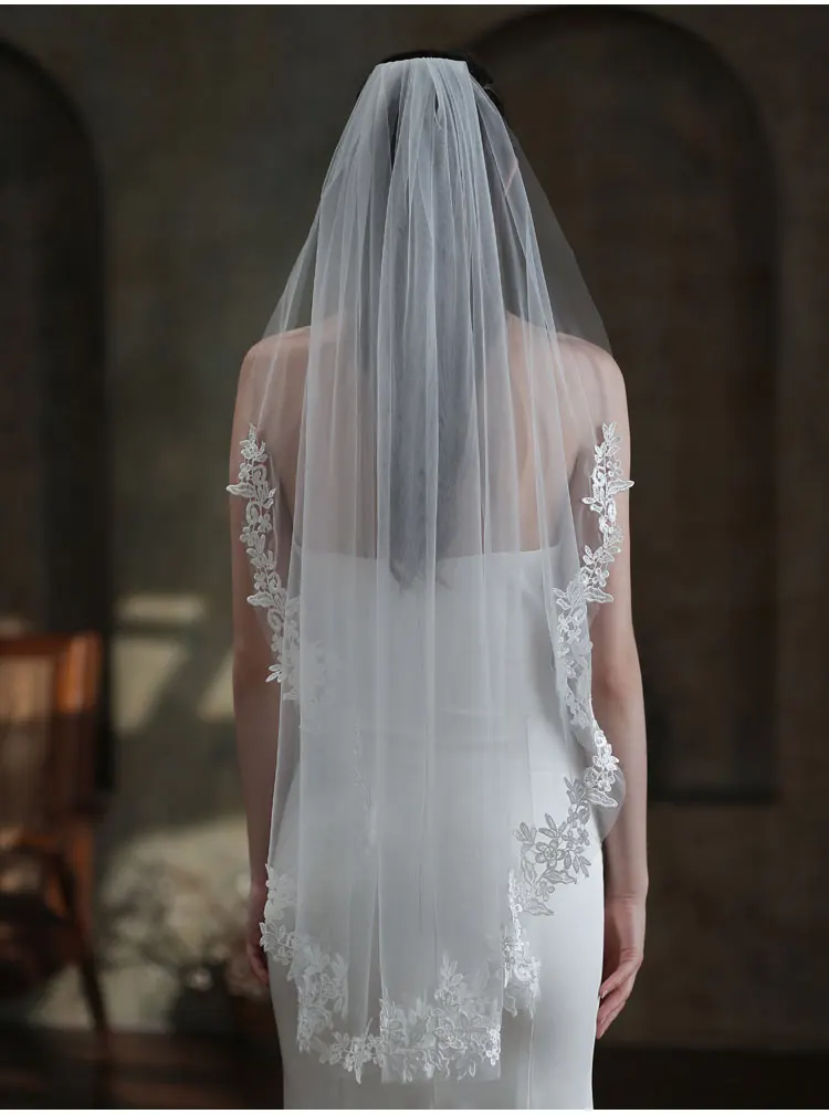 Exquisite Bridal White Veil Plain Tulle Handmade Lace Appliqued Fingertip Brides Headdress Veil with Hair Comb V683