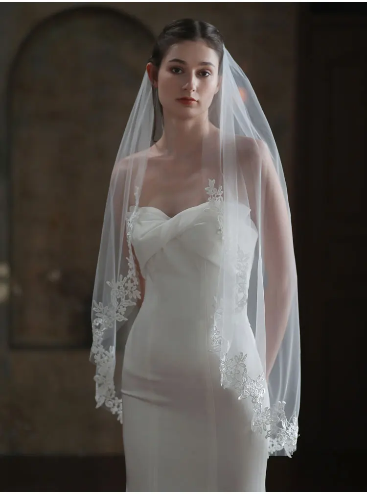 Exquisite Bridal White Veil Plain Tulle Handmade Lace Appliqued Fingertip Brides Headdress Veil with Hair Comb V683