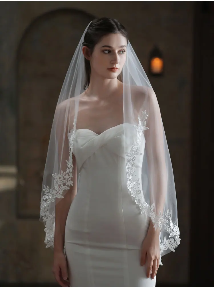 Exquisite Bridal White Veil Plain Tulle Handmade Lace Appliqued Fingertip Brides Headdress Veil with Hair Comb V683