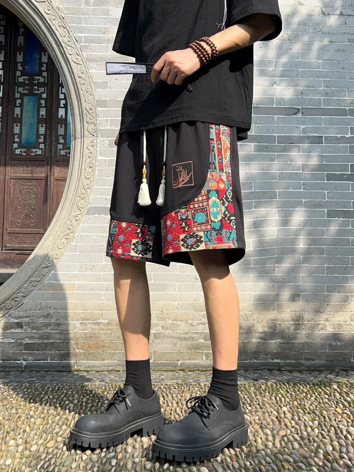 Men's ethnic embroidery pattern shorts with pockets, summer casual drawstring shorts, suitable for outdoor and beach casual wear