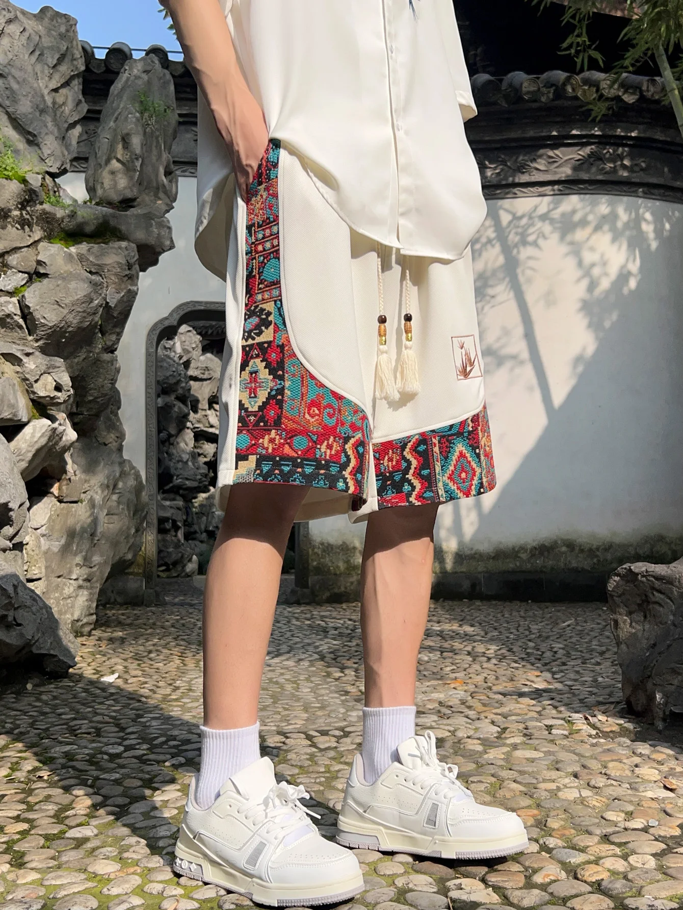 Men's ethnic embroidery pattern shorts with pockets, summer casual drawstring shorts, suitable for outdoor and beach casual wear