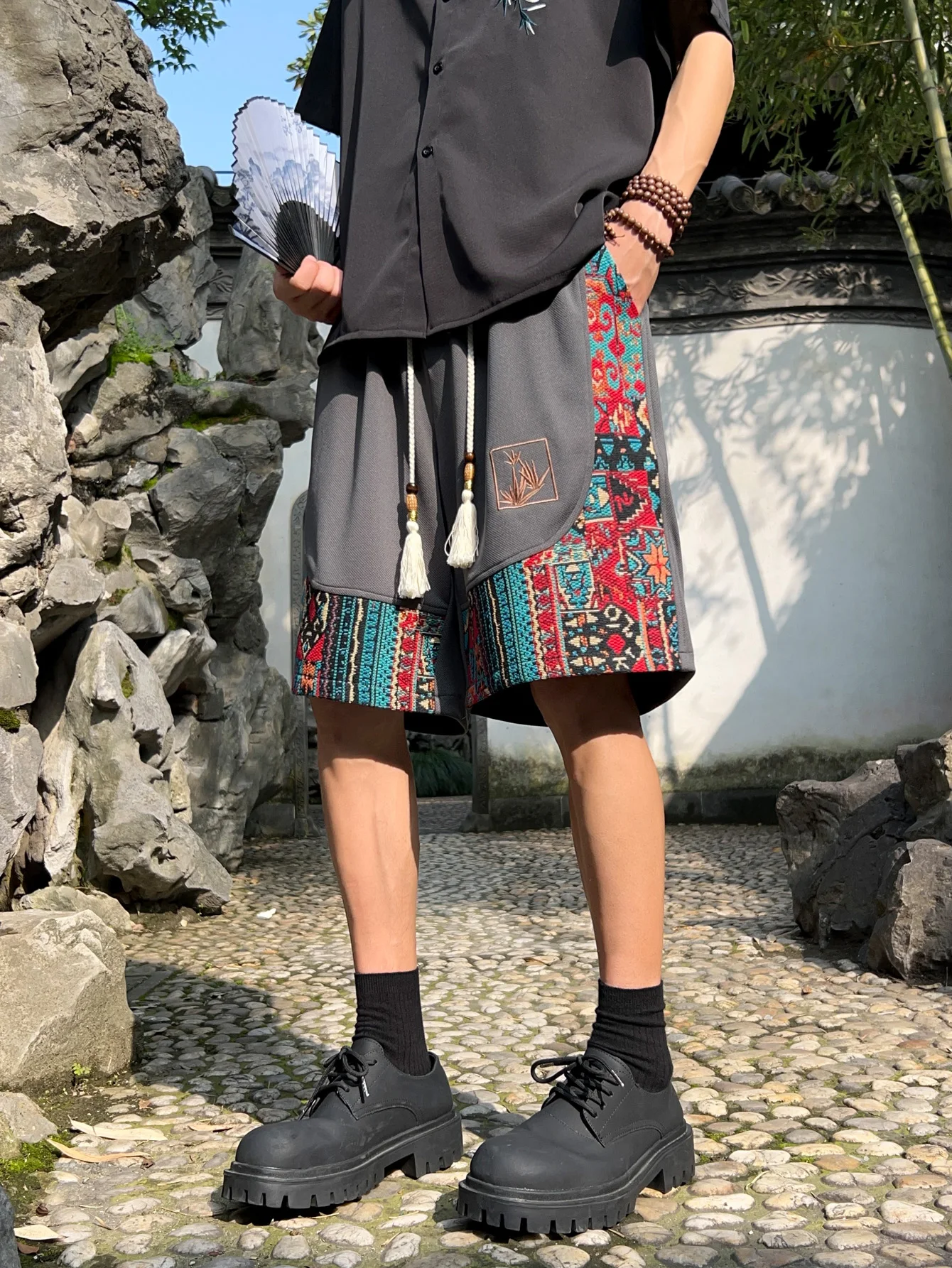 Men's ethnic embroidery pattern shorts with pockets, summer casual drawstring shorts, suitable for outdoor and beach casual wear