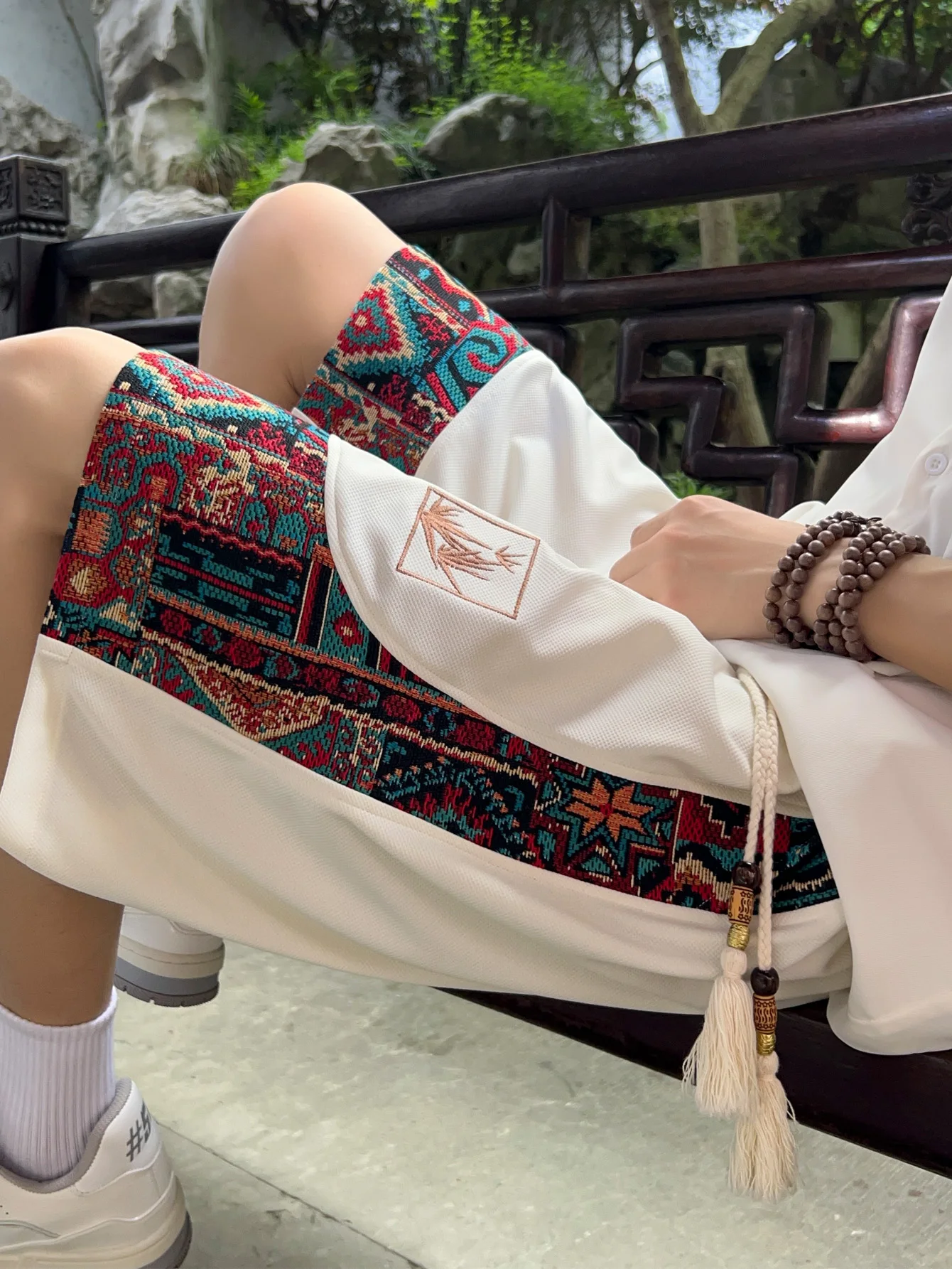 Men's ethnic embroidery pattern shorts with pockets, summer casual drawstring shorts, suitable for outdoor and beach casual wear