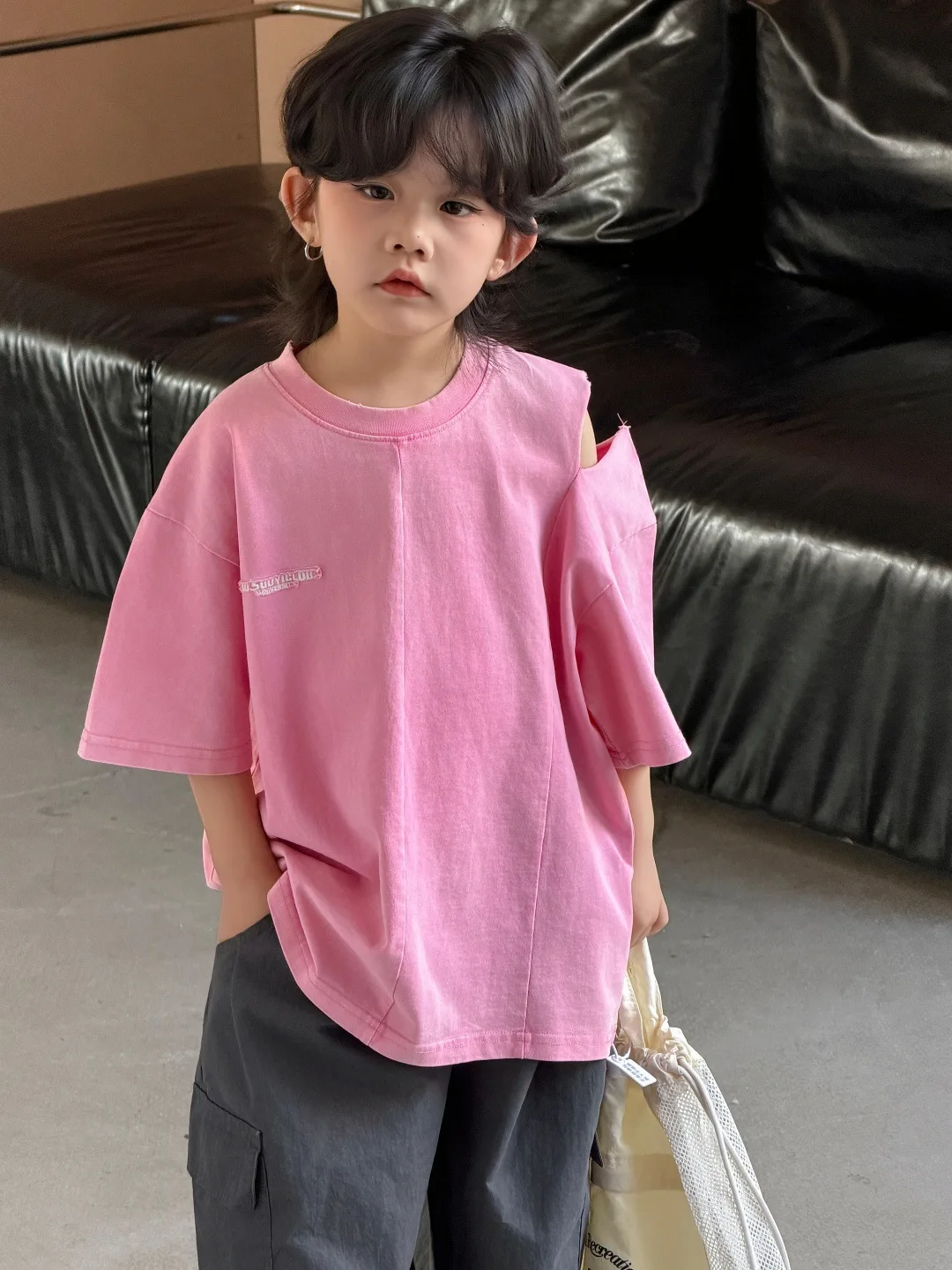Boys T-shirt 2026 Spring and Summer New Childrens Clothing Korean Style Boys and Girls Retro Design Sense Do Old Cut T-shirt