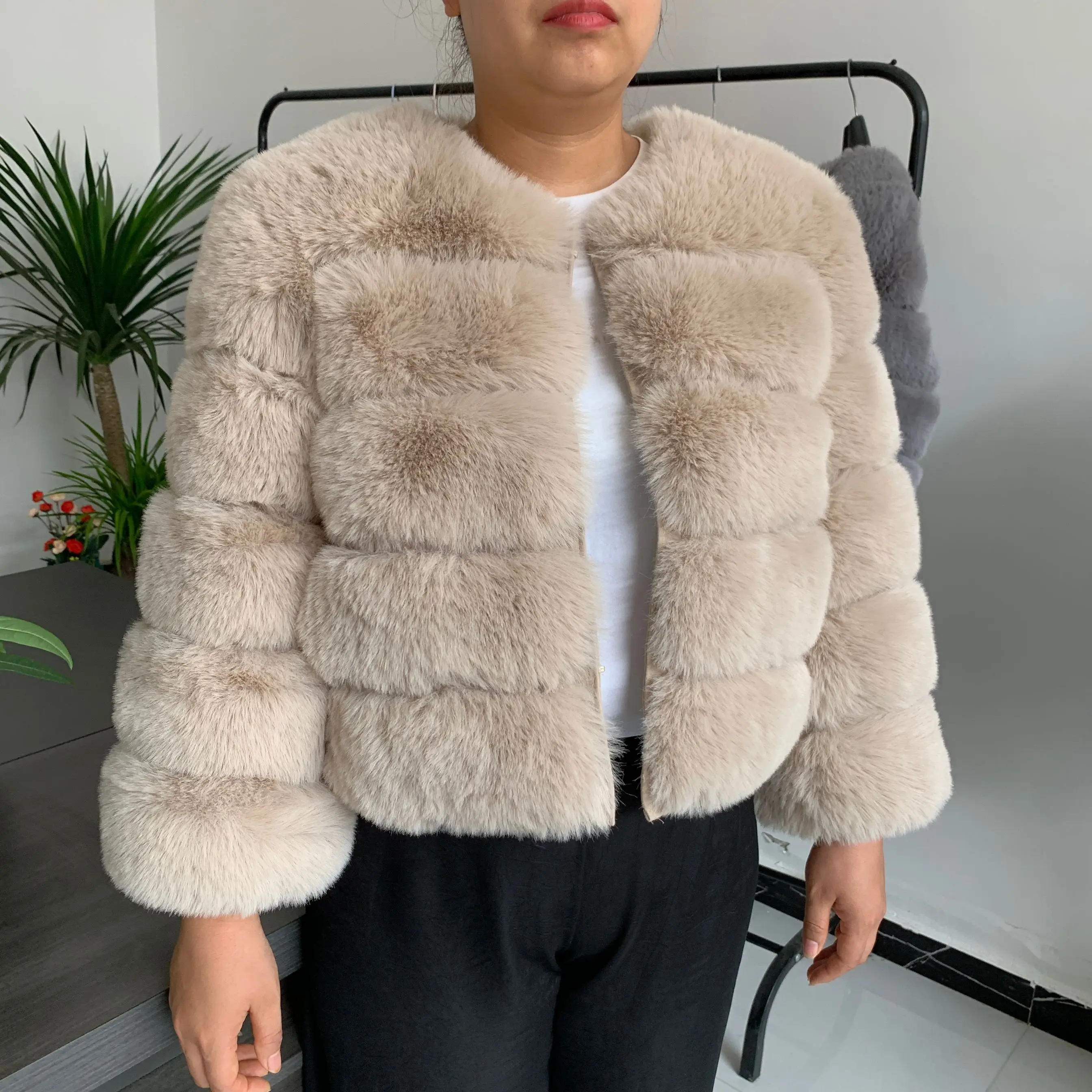 Women's Fashion Faux Fur Coat Super Hot Autumn Winter Women Short Faux Fox Fur Fluffy Jacket High Quality 7XL Ladies Furry Coats