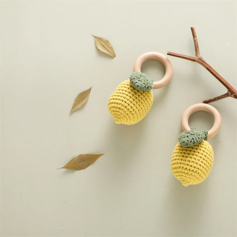 1PC Baby Lemon Crochet Ratter Toys Wood Teether Fruit Cotton Music Rattle Baby Teether Rodent Infant Gym Mobile Rattles Toy Gift