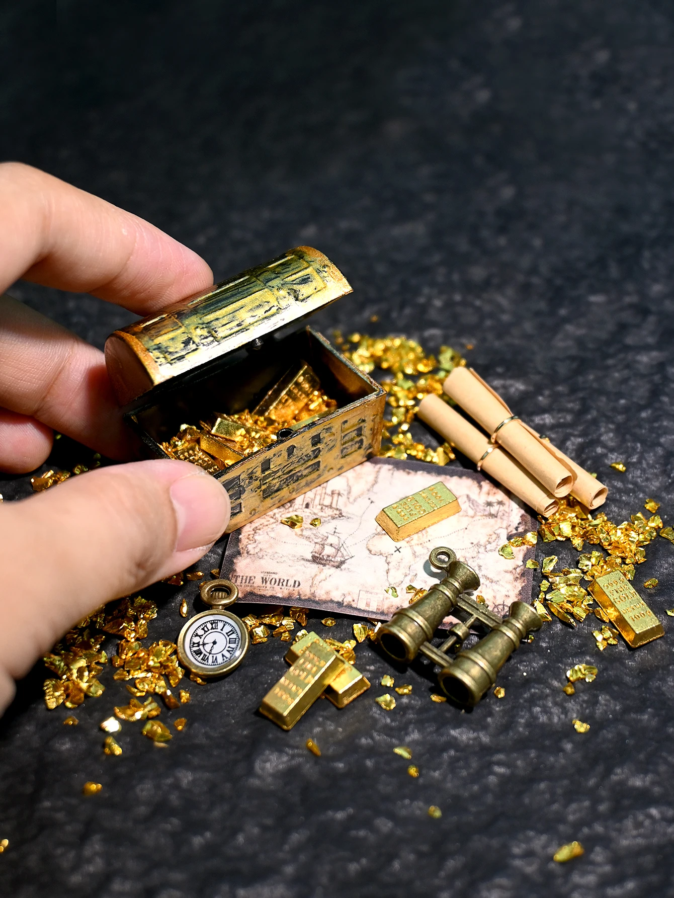 A Miniature Pirate-Style Treasure Hunting Ornament, Imitation Gold, Christmas Gift, 1/6, 1/12 Dollhouse Decoration, Model House Accessories, Photography Props, Micro-Landscape Ornament, Miniatures Decoration, Small Gifts, Giveaways, Home Decor