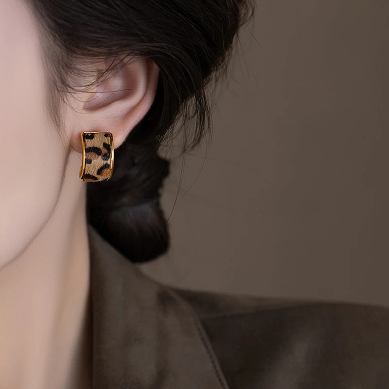 Light Luxury Leopard Print Metal C-shaped 2025 Women's Hanging Earrings Christmas Party Unusual Ear Accessories Trendy Jewelry