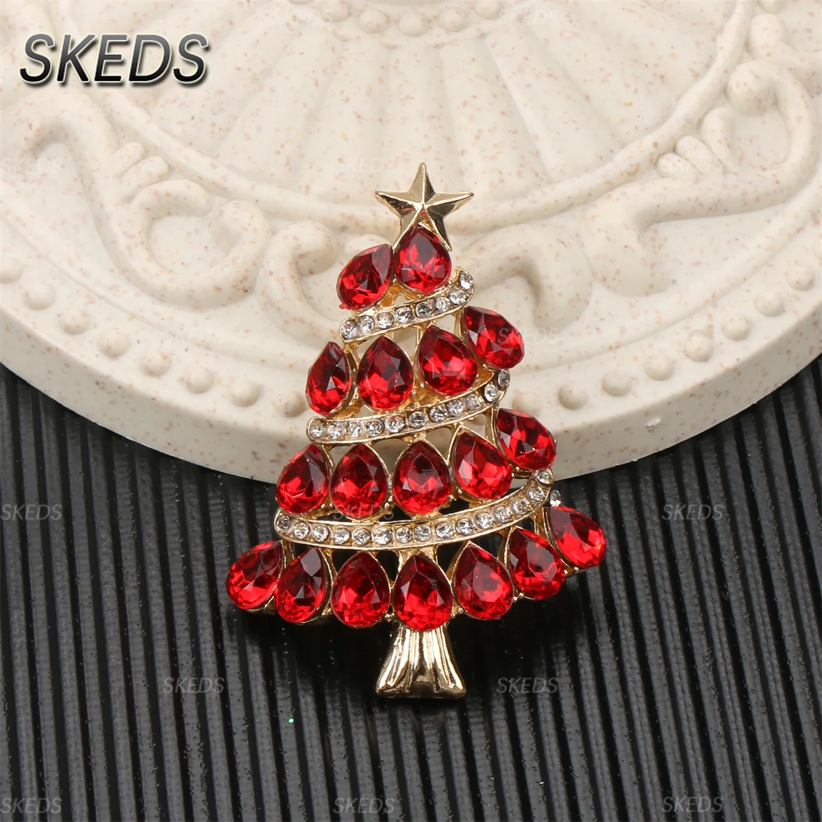 SKEDS 2026 Summer New Design Christmas Tree Brooch Luxury Jewelry Women's High-End Exquisite Pin Badges Wedding Corsage