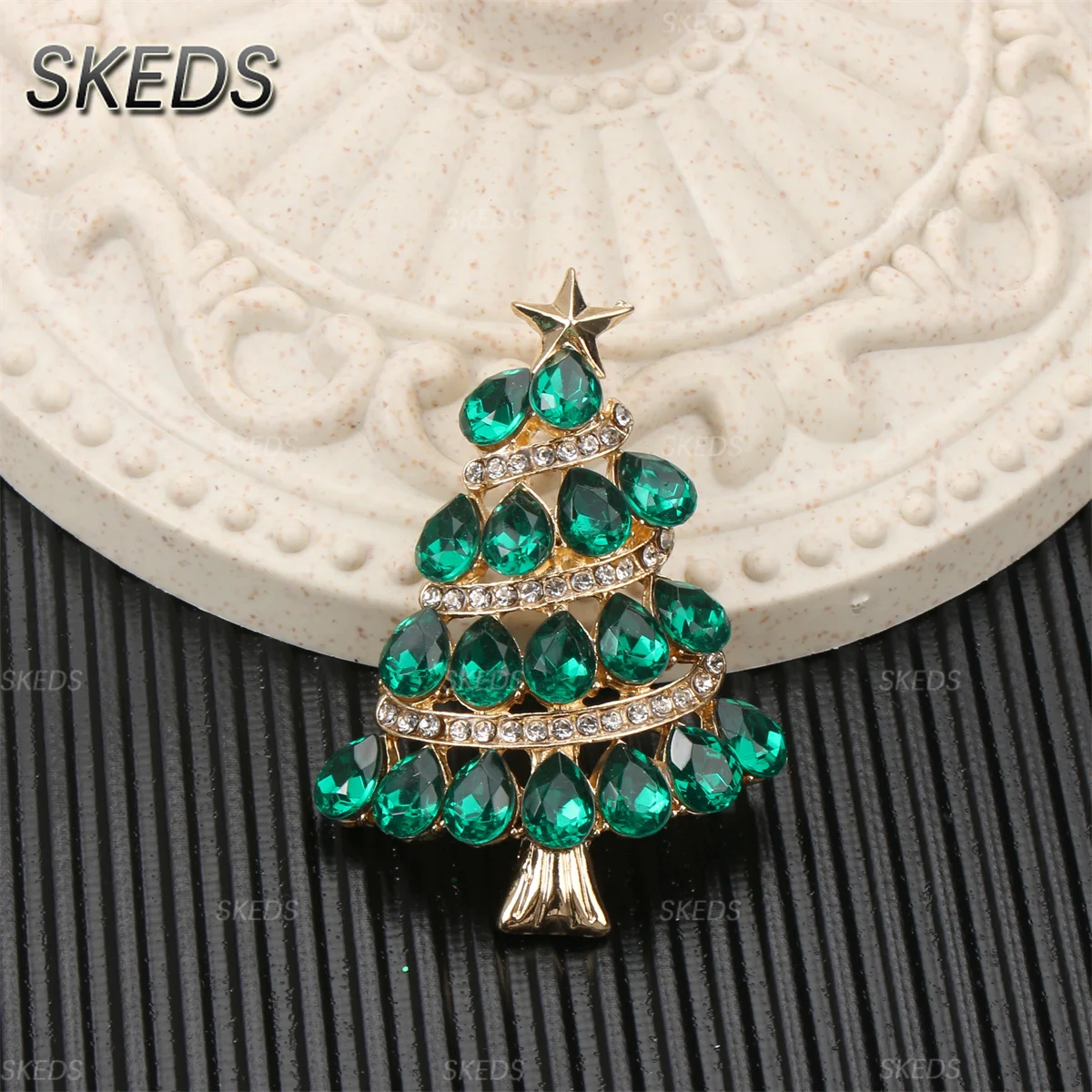 SKEDS 2026 Summer New Design Christmas Tree Brooch Luxury Jewelry Women's High-End Exquisite Pin Badges Wedding Corsage