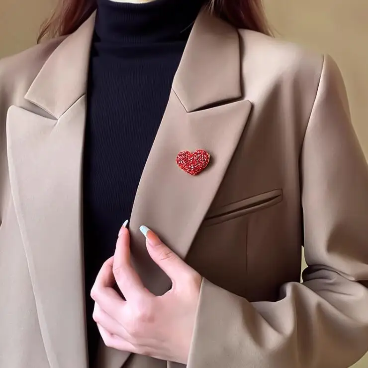 Bling Red Full of Rhinestone Heart Shape Brooch for Women Lovers Lapel Love Pins Christmas Love Pins Valentine Gifts