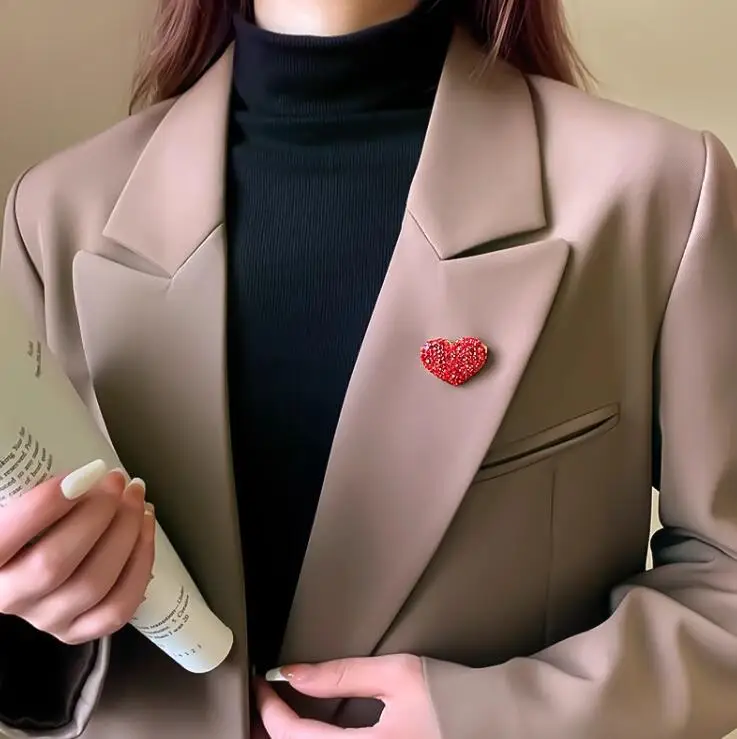 Bling Red Full of Rhinestone Heart Shape Brooch for Women Lovers Lapel Love Pins Christmas Love Pins Valentine Gifts