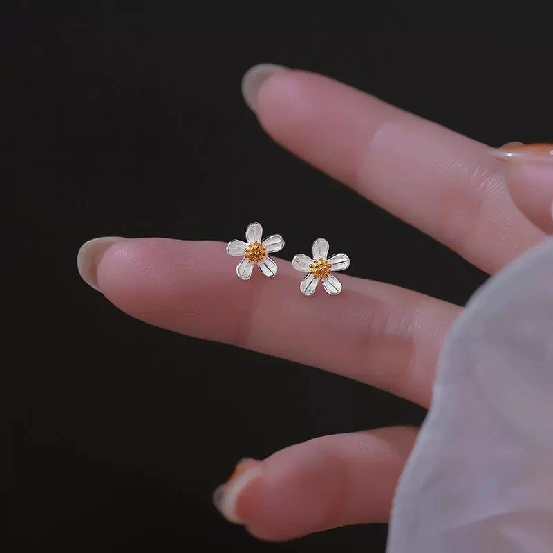 Mini Small White Color Daisy Flower For Women's Simple Temperament Jewelry Circular Christmas Birthday Gift Wedding