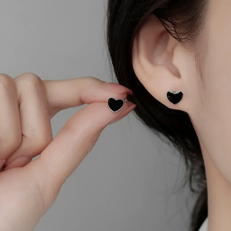 Small Black Color Heart Stud Earring for Women Sweet Temperament Mini Simple Jewelry Accessories Wholesale Christmas Day Gift