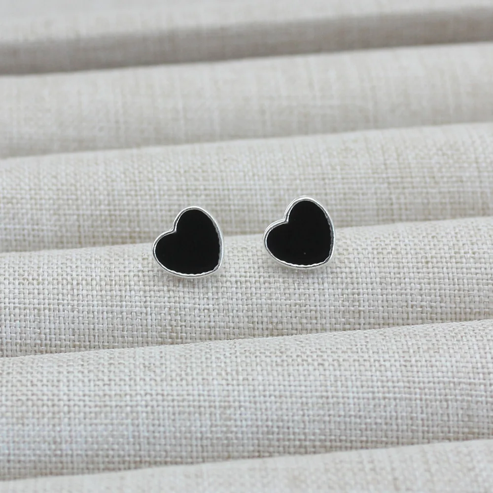 Small Black Color Heart Stud Earring for Women Sweet Temperament Mini Simple Jewelry Accessories Wholesale Christmas Day Gift