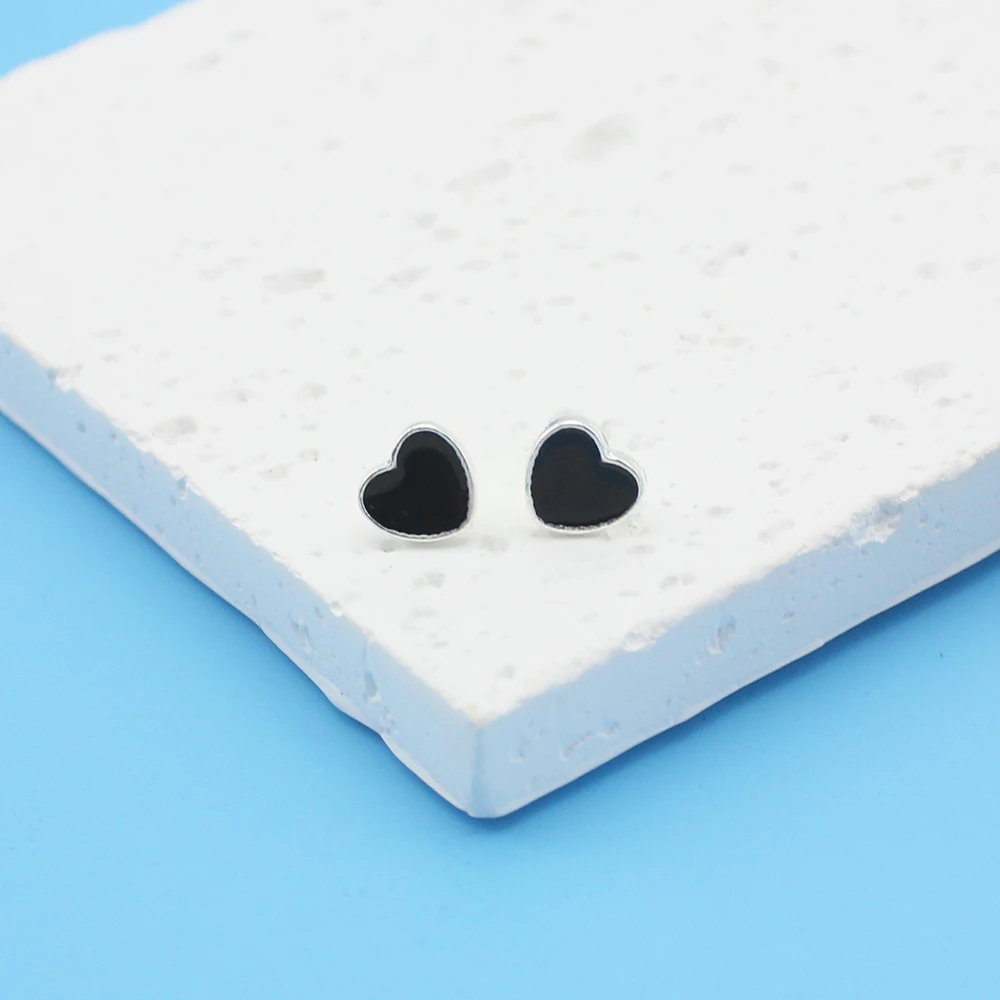 Small Black Color Heart Stud Earring for Women Sweet Temperament Mini Simple Jewelry Accessories Wholesale Christmas Day Gift