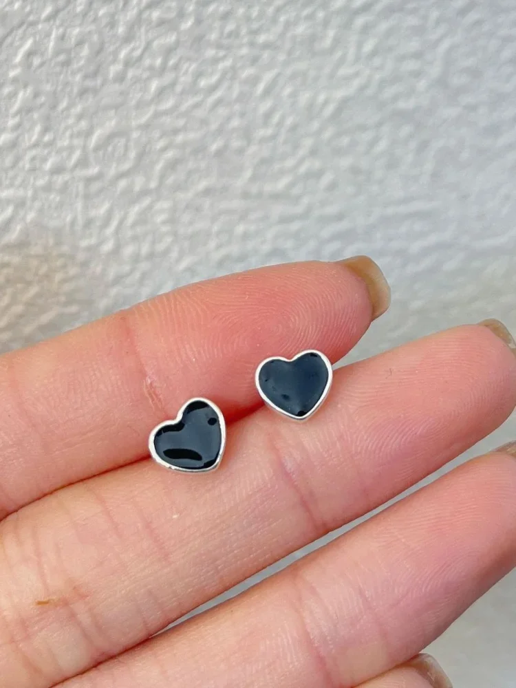 Small Black Color Heart Stud Earring for Women Sweet Temperament Mini Simple Jewelry Accessories Wholesale Christmas Day Gift
