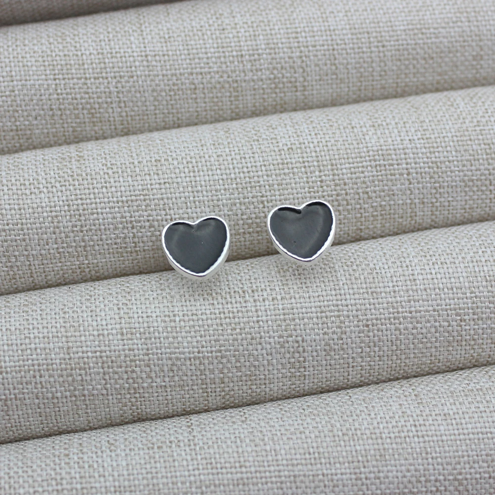 Small Black Color Heart Stud Earring for Women Sweet Temperament Mini Simple Jewelry Accessories Wholesale Christmas Day Gift