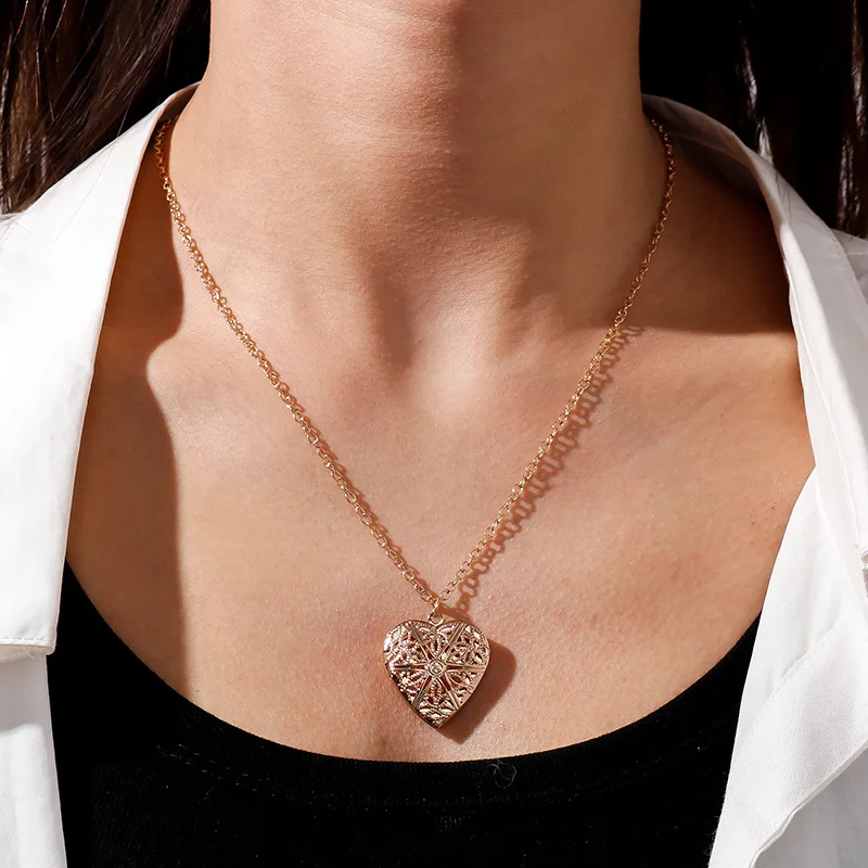 Retro Hollow Heart Pendant Necklace for Women Geometric Charm Love Collares Chain Clavicle Jewelry Statement Christmas Gift