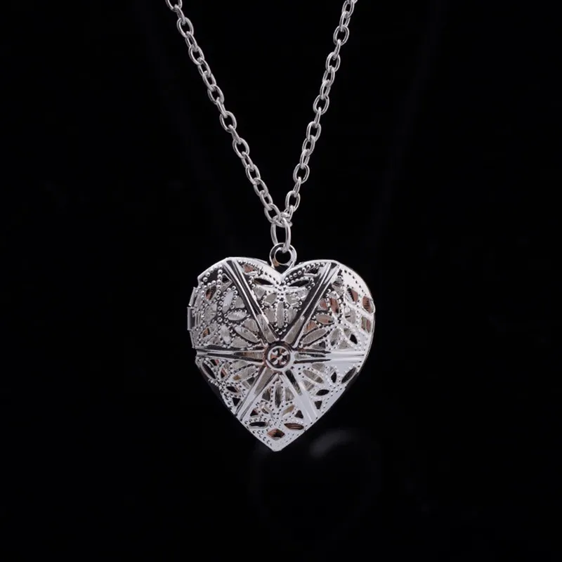 Retro Hollow Heart Pendant Necklace for Women Geometric Charm Love Collares Chain Clavicle Jewelry Statement Christmas Gift