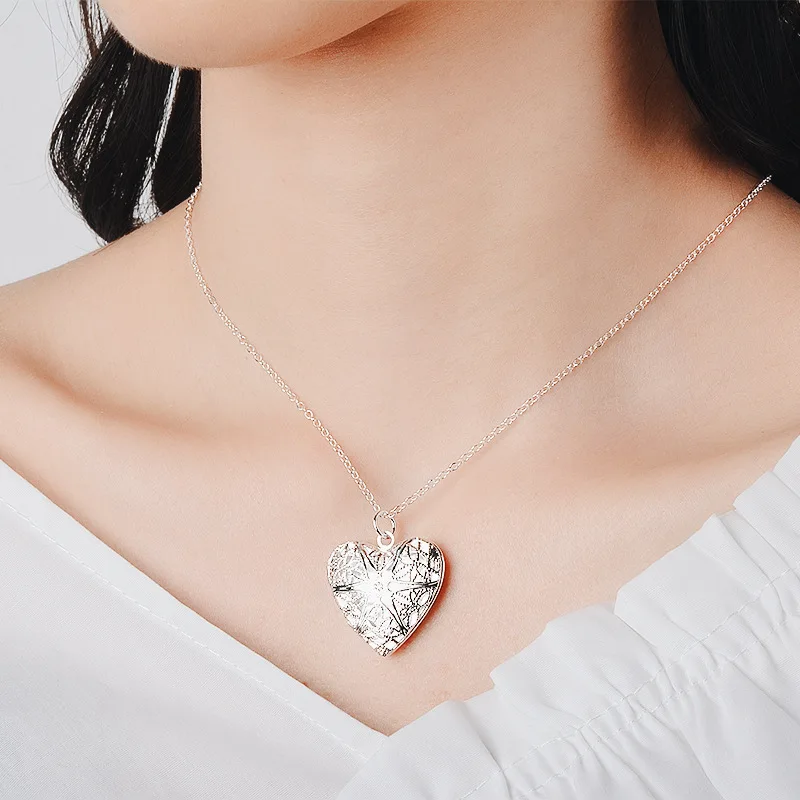 Retro Hollow Heart Pendant Necklace for Women Geometric Charm Love Collares Chain Clavicle Jewelry Statement Christmas Gift